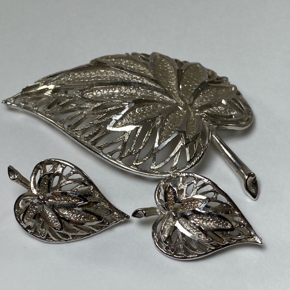 Signed Coro Silver Tone Raised Leaf Brooch with Matching Clip On Earrings - Picture 4 of 7